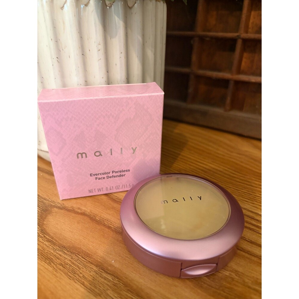 NIB Mally Evercolor Poreless Face Defender 0.41 oz Compact with Sponge